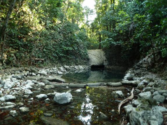 Um dos 'Siete' altares, no rio que está quase seco nessa época do ano, em Livingston, no litoral da Guatemala
